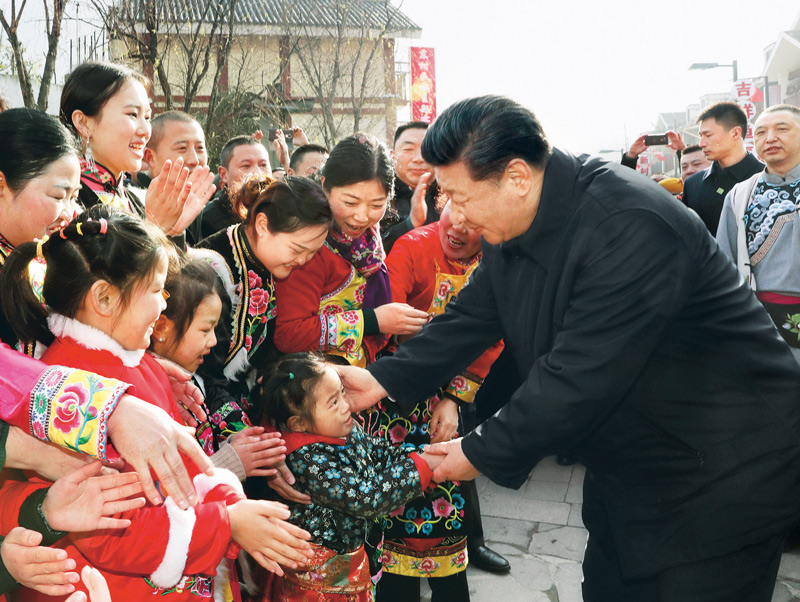 中华民族传统节日农历春节来临之际,中共中央总书记、国家主席、中央军委主席习近平来到四川考察调研,看望慰问各族干部群众,向全国各族人民致以美好的新春祝福。这是2018年2月12日上午,习近平在阿坝藏族羌族自治州汶川县映秀镇看望慰问群众。 新华社记者 鞠鹏/摄